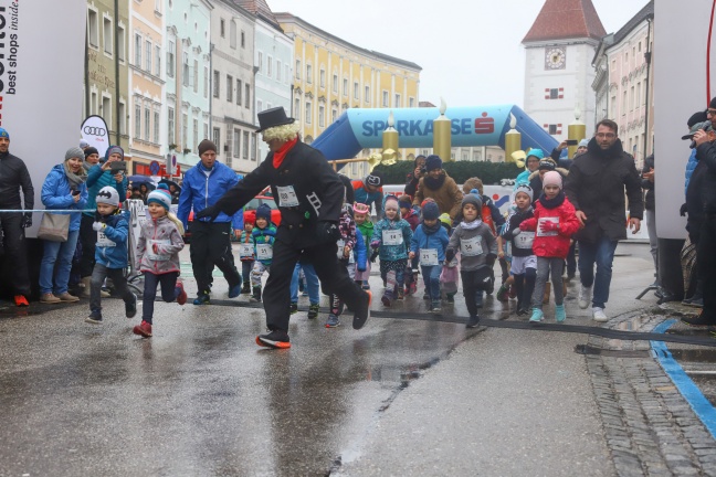 13. Silvesterlauf in der Welser Innenstadt lockte viele Sportlerinnen und Sportler