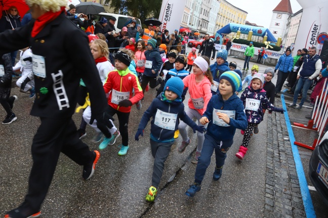 13. Silvesterlauf in der Welser Innenstadt lockte viele Sportlerinnen und Sportler