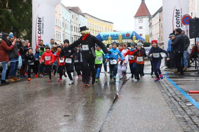 13. Silvesterlauf in der Welser Innenstadt lockte viele Sportlerinnen und Sportler