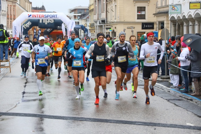 13. Silvesterlauf in der Welser Innenstadt lockte viele Sportlerinnen und Sportler