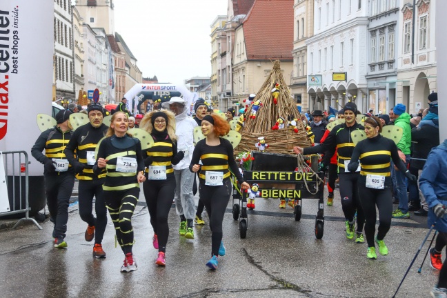 13. Silvesterlauf in der Welser Innenstadt lockte viele Sportlerinnen und Sportler