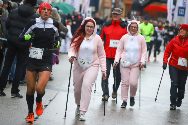 13. Silvesterlauf in der Welser Innenstadt lockte viele Sportlerinnen und Sportler