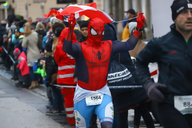 13. Silvesterlauf in der Welser Innenstadt lockte viele Sportlerinnen und Sportler