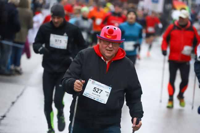 13. Silvesterlauf in der Welser Innenstadt lockte viele Sportlerinnen und Sportler