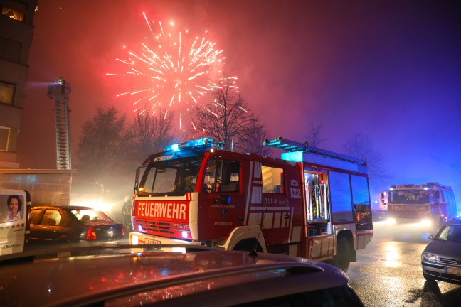 Vier Feuerwehren bei Balkonbrand zum Jahreswechsel in Ansfelden im Einsatz