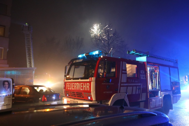 Vier Feuerwehren bei Balkonbrand zum Jahreswechsel in Ansfelden im Einsatz