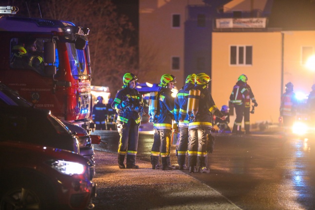 Sieben Feuerwehren bei Brand in einem Gewerbekomplex in Sierning im Einsatz