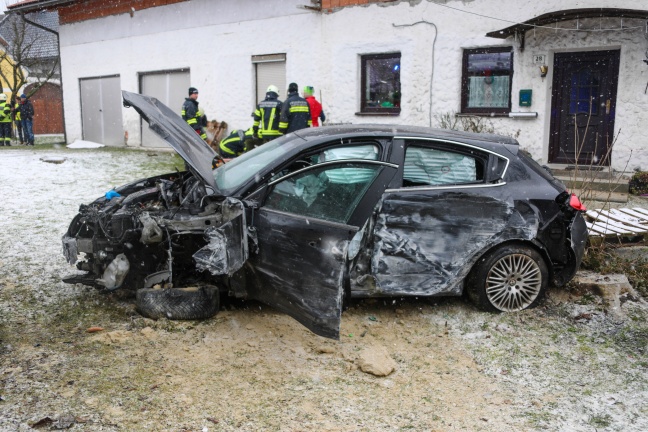 Auto bei Verkehrsunfall in Hartkirchen gegen Baum und Garage gekracht und in Garten gelandet