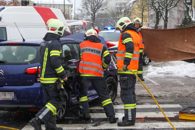 Vier Verletzte bei schwerem Kreuzungscrash in Wels-Innenstadt