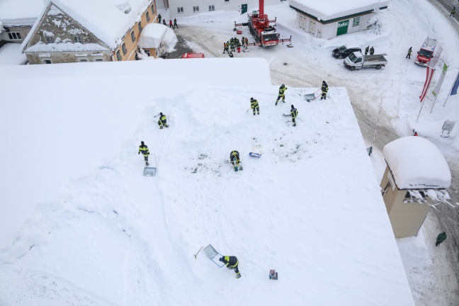 Immer noch schaufeln hunderte Einsatzkräfte Schneemassen von Gebäudedächern