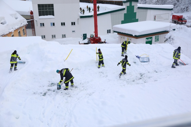 Immer noch schaufeln hunderte Einsatzkrfte Schneemassen von Gebudedchern