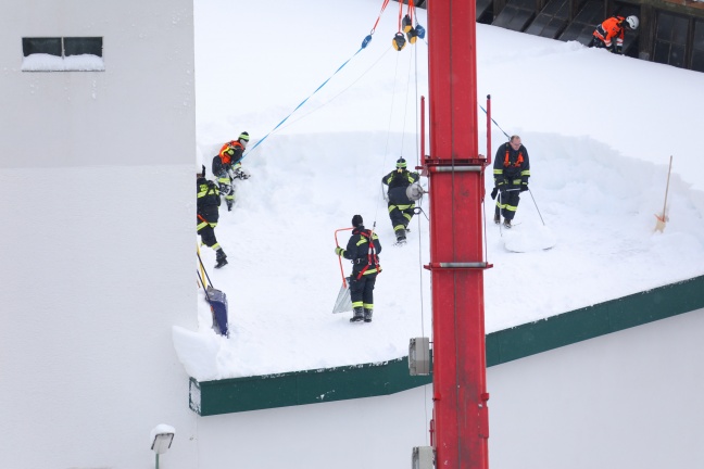 Immer noch schaufeln hunderte Einsatzkräfte Schneemassen von Gebäudedächern