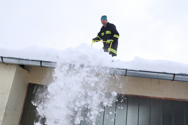 Immer noch schaufeln hunderte Einsatzkräfte Schneemassen von Gebäudedächern