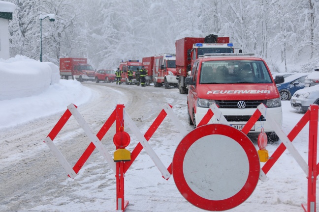 Immer noch schaufeln hunderte Einsatzkrfte Schneemassen von Gebudedchern