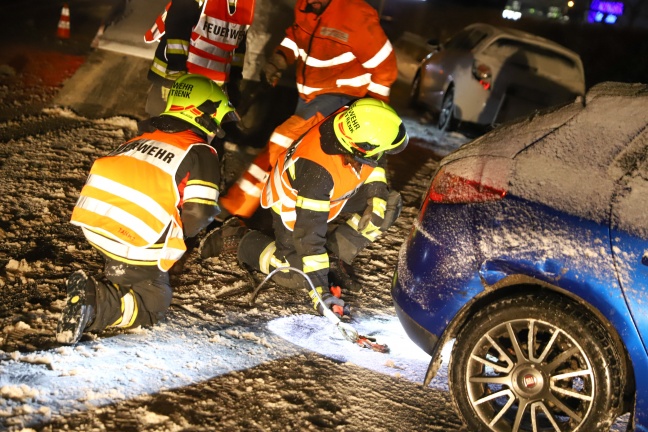 Ein Verletzter bei Verkehrsunfall auf Wiener Straße in Marchtrenk