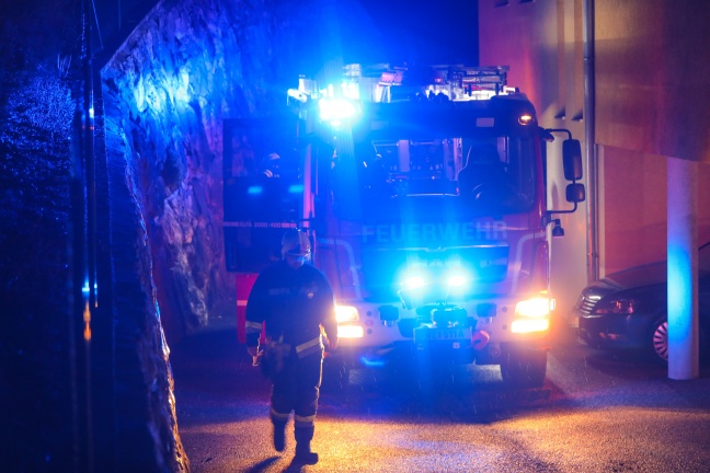 PKW-Brand in Wels-Puchberg mit Feuerlöschern erfolgreich eingedämmt