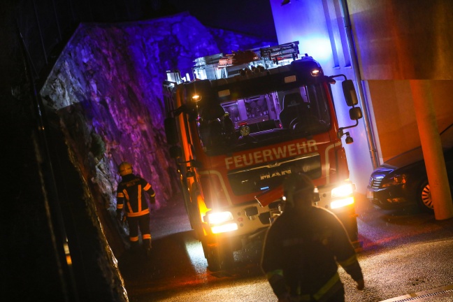 PKW-Brand in Wels-Puchberg mit Feuerlöschern erfolgreich eingedämmt