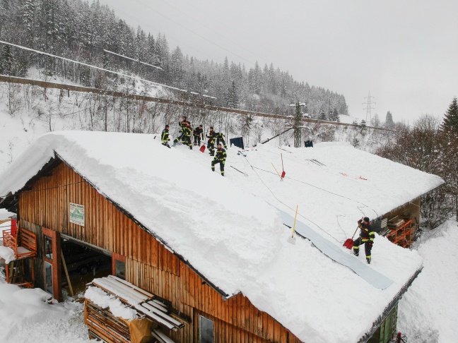 Riesige Schneemassen werden nach wie vor im Akkord von den Dchern gerumt