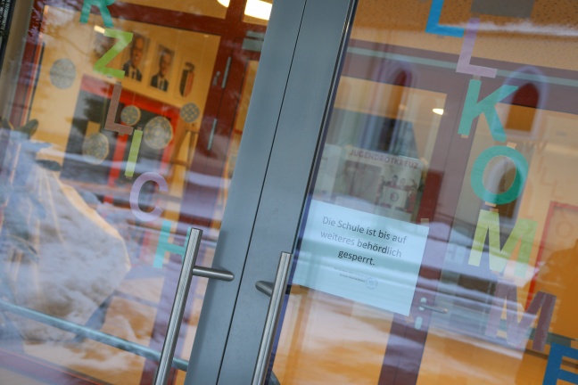 Volksschule in Stroheim nach Deckeneinsturz behördlich gesperrt