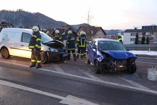 Kollision zweier Autos auf Salzkammergutstraße in Gmunden