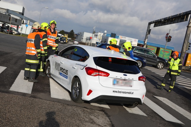 Neues Auto bei Unfall in Marchtrenk überschlagen und schwer beschädigt