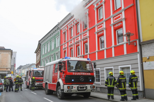 Zimmerbrand am Stadtplatz in Schwanenstadt fordert zwei Verletzte