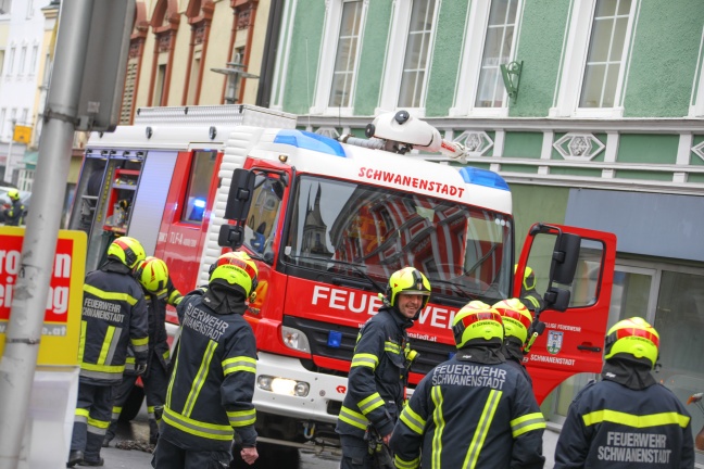 Zimmerbrand am Stadtplatz in Schwanenstadt fordert zwei Verletzte