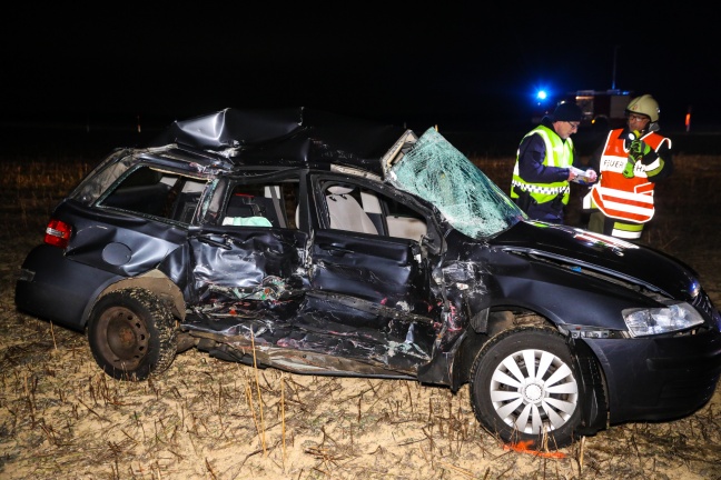 Autolenker bei Kollision mit LKW in Schiedlberg schwer verletzt
