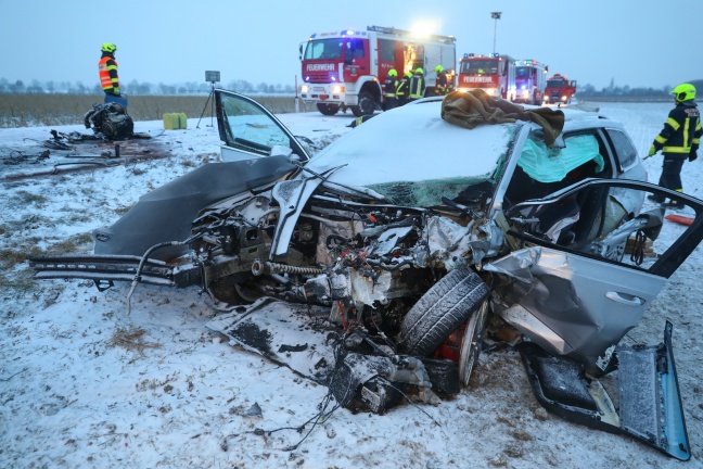 Schwerer Frontalcrash mit eingeklemmter Person auf Paschinger Strae in Oftering