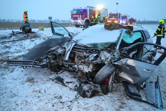 Schwerer Frontalcrash mit eingeklemmter Person auf Paschinger Straße in Oftering