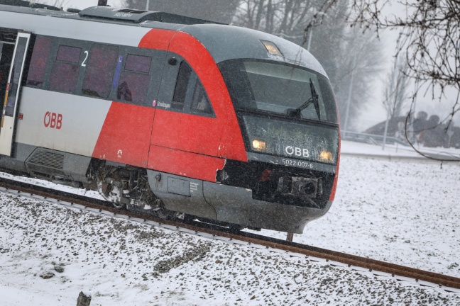 Kollision zwischen Regionalzug und LKW auf Bahnübergang in Sattledt endet glimpflich