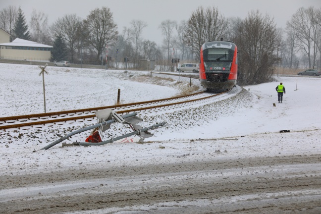 Kollision zwischen Regionalzug und LKW auf Bahnübergang in Sattledt endet glimpflich