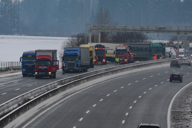 Karambolage mit fünf LKW und zwei PKW auf Westautobahn bei Eggendorf im Traunkreis