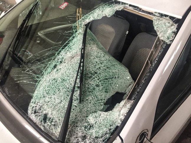 Eisplatte durchschlug Windschutzscheibe und verletzte Autolenker (34) schwer