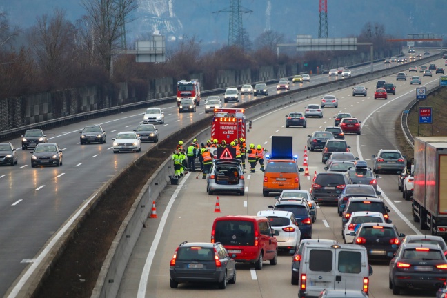 Auto auf Westautobahn bei St. Florian überschlagen