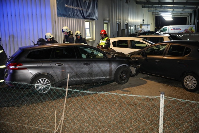 Kollision mit "Ameise": Vier Autos und ein Hubwagen bei Sattledt in Unfall verwickelt