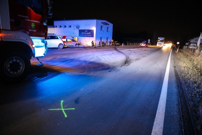 Kollision mit "Ameise": Vier Autos und ein Hubwagen bei Sattledt in Unfall verwickelt