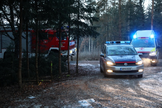 Auto bei Unfall in Edt bei Lambach in ein schwer einsehbares Waldstück überschlagen