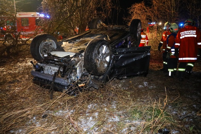 Auto bei Unfall auf Innviertler Straße in Schlüßlberg schwer überschlagen
