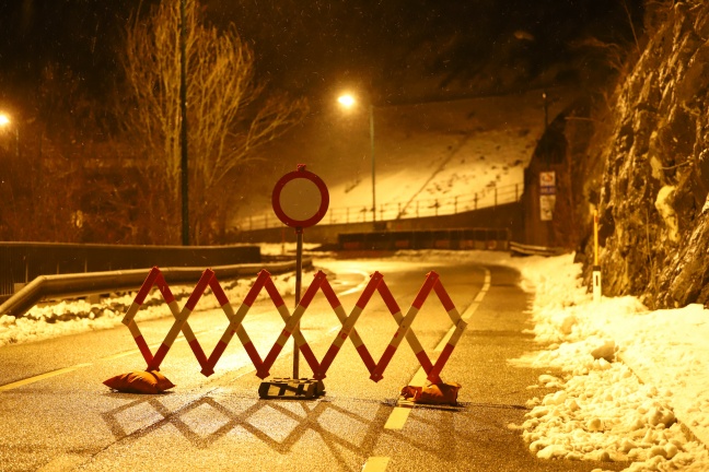 Straße und Bahnstrecke zwischen Traunkirchen und Ebensee am Traunsee wegen massivem Felssturz gesperrt