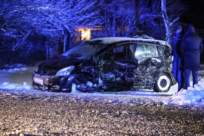 Schwerer Verkehrsunfall mit Rettungsauto auf Hausruckstraße bei Aurolzmünster