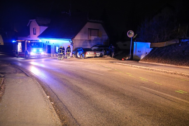 Auto kracht bei Verkehrsunfall in Stadl-Paura gegen Hauseck