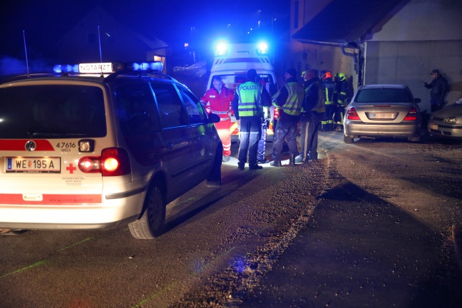 Auto kracht bei Verkehrsunfall in Stadl-Paura gegen Hauseck