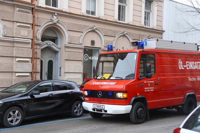 Feuerwehr bei Rettung eines vermeintlich flugunfähigen Fasans in Wels-Innenstadt im Einsatz
