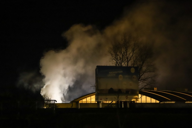 LKW-Brand auf Gelände eines Logistikzentrums in Hörsching