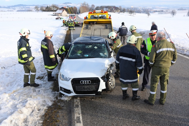 Schwerer Crash auf Eferdinger Straße in Steegen durch geflüchtetes Unfallfahrzeug ausgelöst