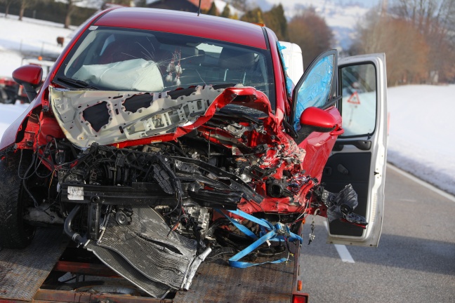 Schwerer Crash auf Eferdinger Straße in Steegen durch geflüchtetes Unfallfahrzeug ausgelöst