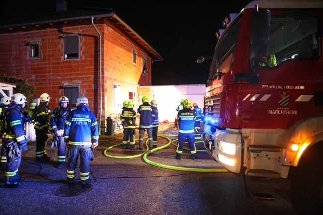 Sieben Verletzte bei Kellerbrand in einem Wohnhaus in Marchtrenk