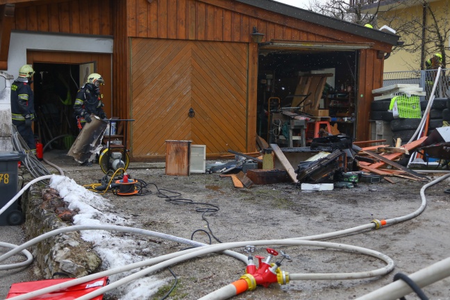 Drei Feuerwehren bei Brand eines als Lagerraum verwendeten Carports in Kremsmünster im Einsatz
