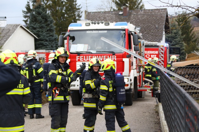 Drei Feuerwehren bei Brand eines als Lagerraum verwendeten Carports in Kremsmünster im Einsatz